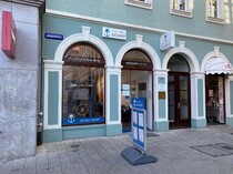 Außenansicht einer Reisebüro-Filiale mit mehreren Schaufenstern.